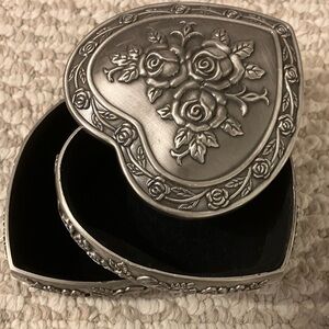 Three tier jewelry box preloved